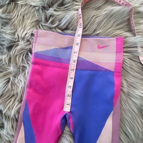 Nike Sculpt Icon Clash 8” bike shorts, XS - Picture 9 of 10